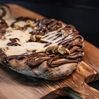 1/4 Pinsa con helado, Nutella y nueces.
