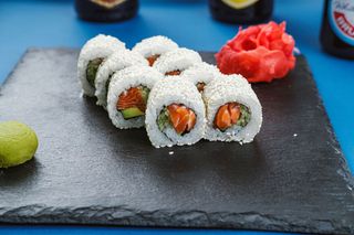 კალიფორნია ორაგულით და სეზამის მარცვლებით