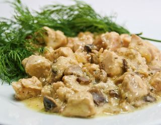 Курица в сливочном соусе с шампиньонами