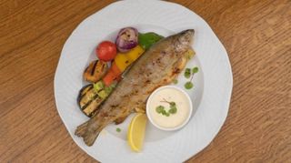 Форель с овощами гриль