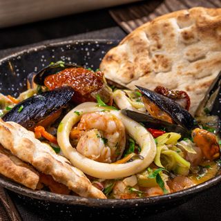 Tigaie cu fructe de mare