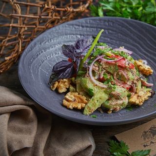 ქართული სალათა თხილით