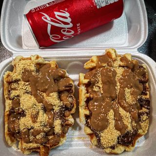 LIÈGE Twix waffles + coca cola