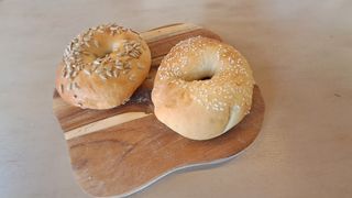 Bułeczka ala bajgiel z posypką z płatków owsianych