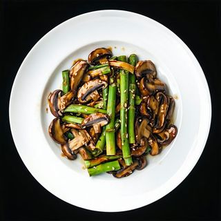 Bambù e funghi saltati al wok