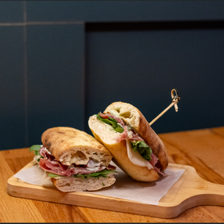 პანინის სენდვიჩი პროშუტოთი