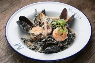 Чорні спагеті з морепродуктами (300г)