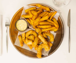 Fish & chips din sturion, cartofi dublu prajiti, sos tartar