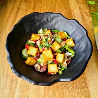 SAŁATKA Z GRILLOWANYM HALLOUMI