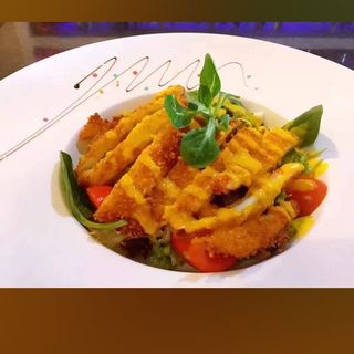 Ensalada De Pollo Crujiente Y Salsa De Frutas