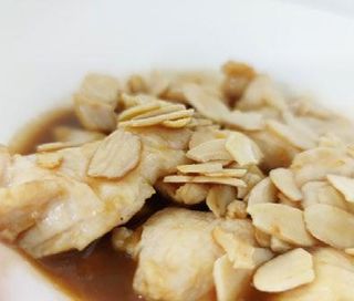 Pollo con mandorle