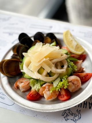 Теплий салат з морепродуктами 