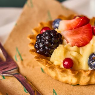 Crostatina alla crema e frutti di bosco misti