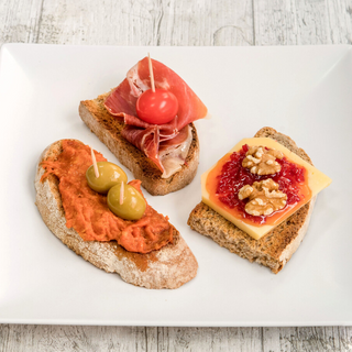 Combo Pan amb oli x 3 (serrano, sobrasada, queso) + 1 Cerveza Alhambra 1925