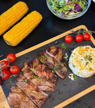 Meniu ceafa de porc cu orez sarbesc