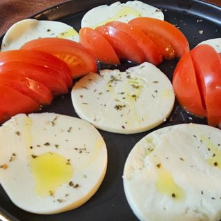 Mozzarella Caprese cu roșii