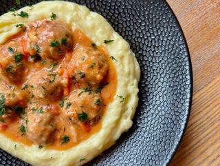 Pulpety w sosie śmietanowo-pomidorowym