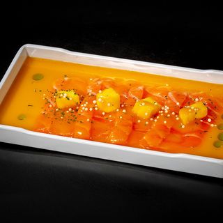 102. Carpaccio di salmone e passion fruit