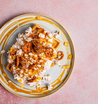 gofr z popcornem i słonym karmelem