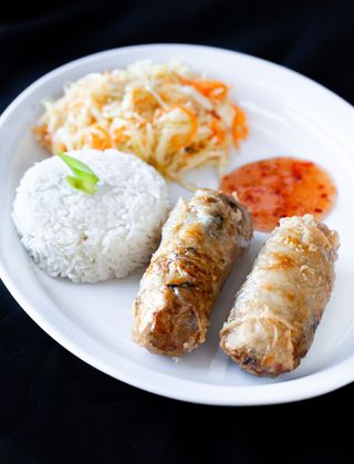 Sajgonki w zestawie z mięsem