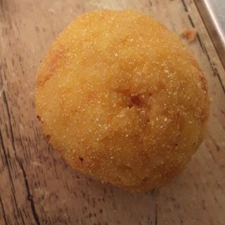 Arancino zafferano e mozzarella