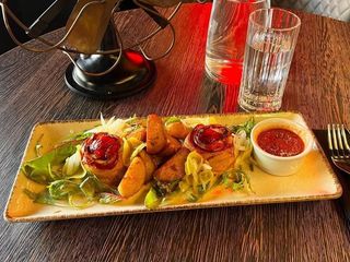 Куряче філе з беконом та картоплею (390g)