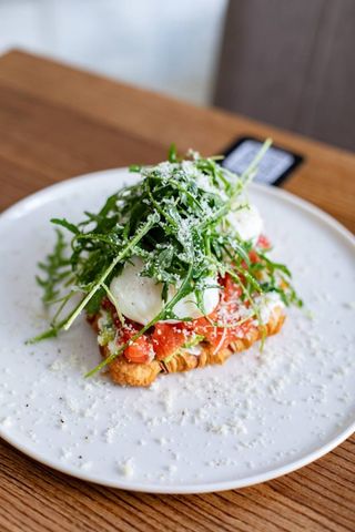 Пашот з лососем та гуакамоле на круасані