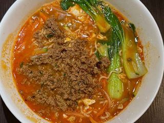 Spaghetti in brodo con misto di verdure e carne piccante