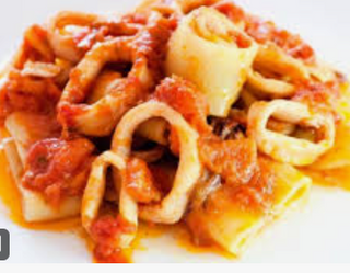 Calamar Con Verduras Y Salsa Picante