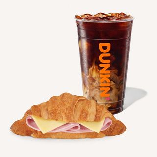 ცივი ამერიკანო და კრუასანი ლორით&ყველით