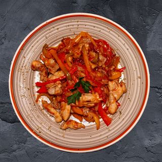 Пикантно пилешко със зеленчуци и ароматен сос   300г