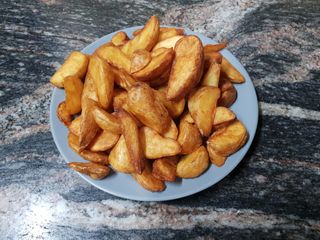 Opiekane ćwiartki ziemniaków