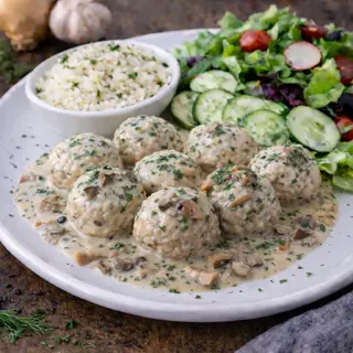Pulpety w sosie z grzybów leśnych z surówką 300 g