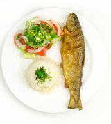 შემწვარი კალმახი თეთრ ბრინჯთან და კიტრი-პომიდვრის სალათთან ერთად