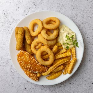 Pohovani mix sa pomfritom i sosom