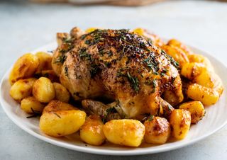 Pollo intero con patate e pane