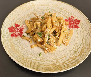 CARTOFI PRAJITI CU USTUROI SI PARMESAN