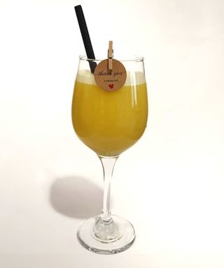 Cijeđena naranča i jabuka