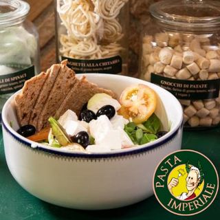 Insalatona con pomodori secchi, finocchio, acciughe e misticanza