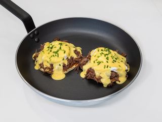 Поширани яйца с дърпано телешко (300гр)