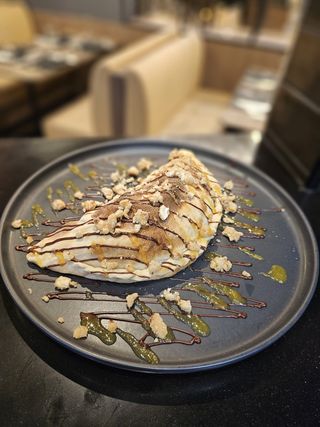 Pizza  Calzone Recheada com doce de Ovos e Creme de Chocolate