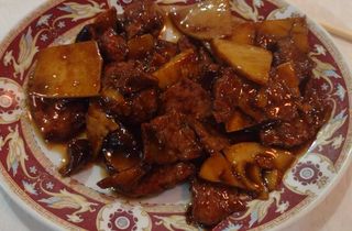 Ternera con  setas y bambu