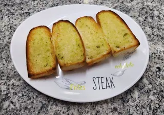 Pão de alho simples em baguete