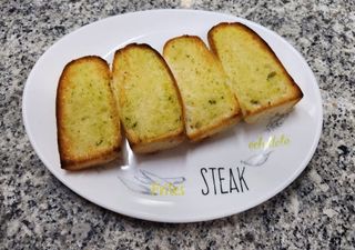 Pão de alho simples em baguete
