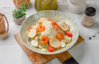 «Цезарь» с тигровыми креветками (320г)