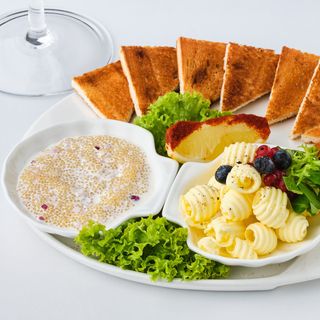 Ікра щуки з маслом і грінками