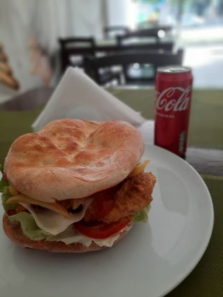 Meniu Combo Mega snitel burger+pepsi doză