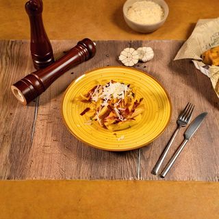 Cartofi prăjiți cu usturoi și bacon crocant