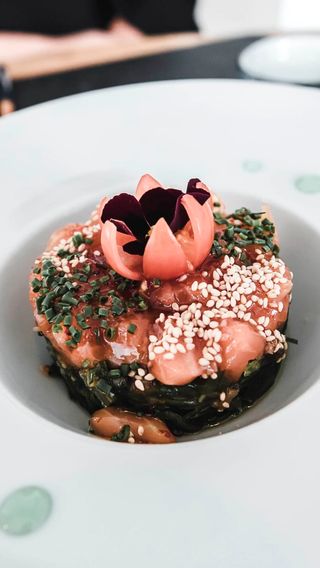 Ensalada Wakame especial con Salmón y salsa de Chili dulce