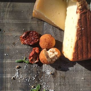 Croqueta De Queso De Cabra Con Tomate Seco y Con Alioli De Frutos Rojos 3u